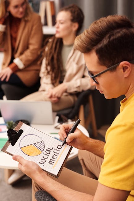 Echipă creativă lucrând la design vizual și materiale grafice